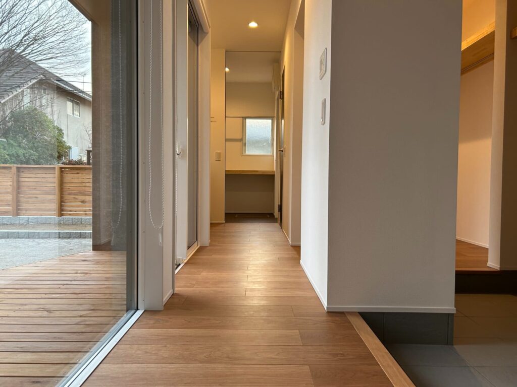 大きな窓のある玄関