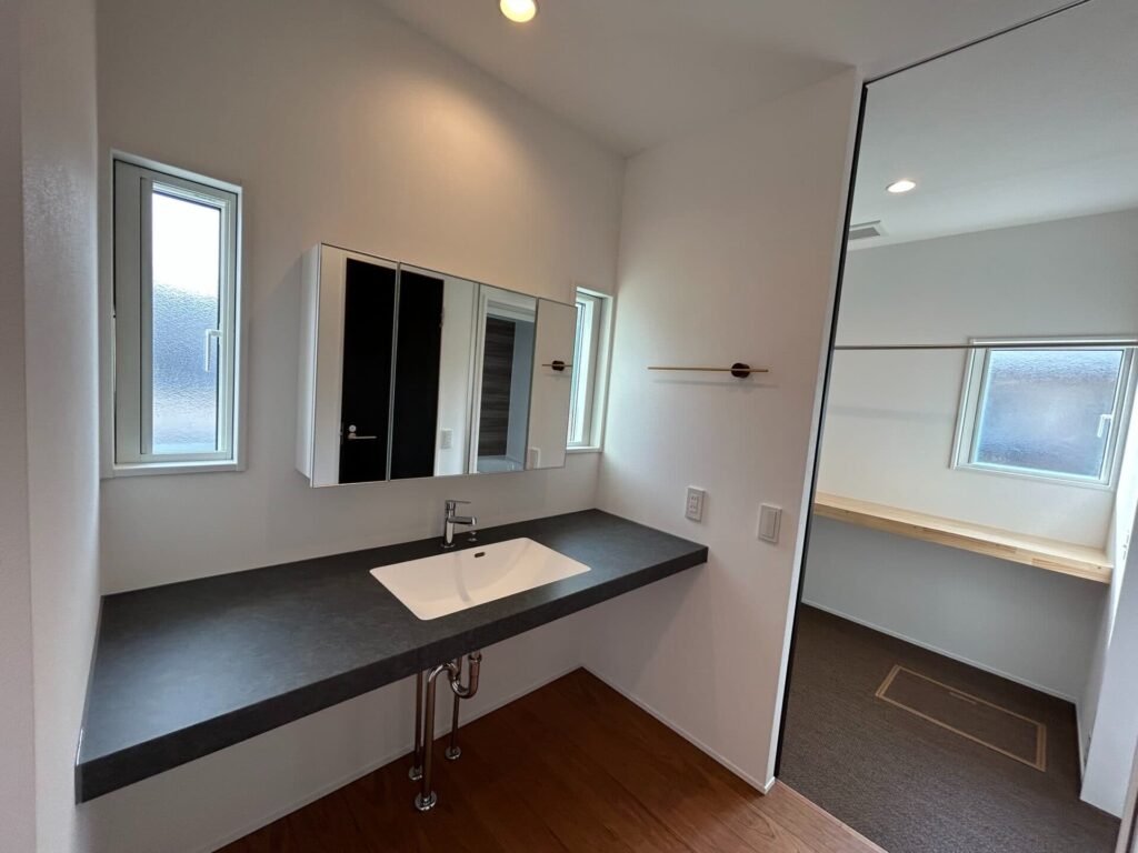 脱衣室につながる洗面化粧台