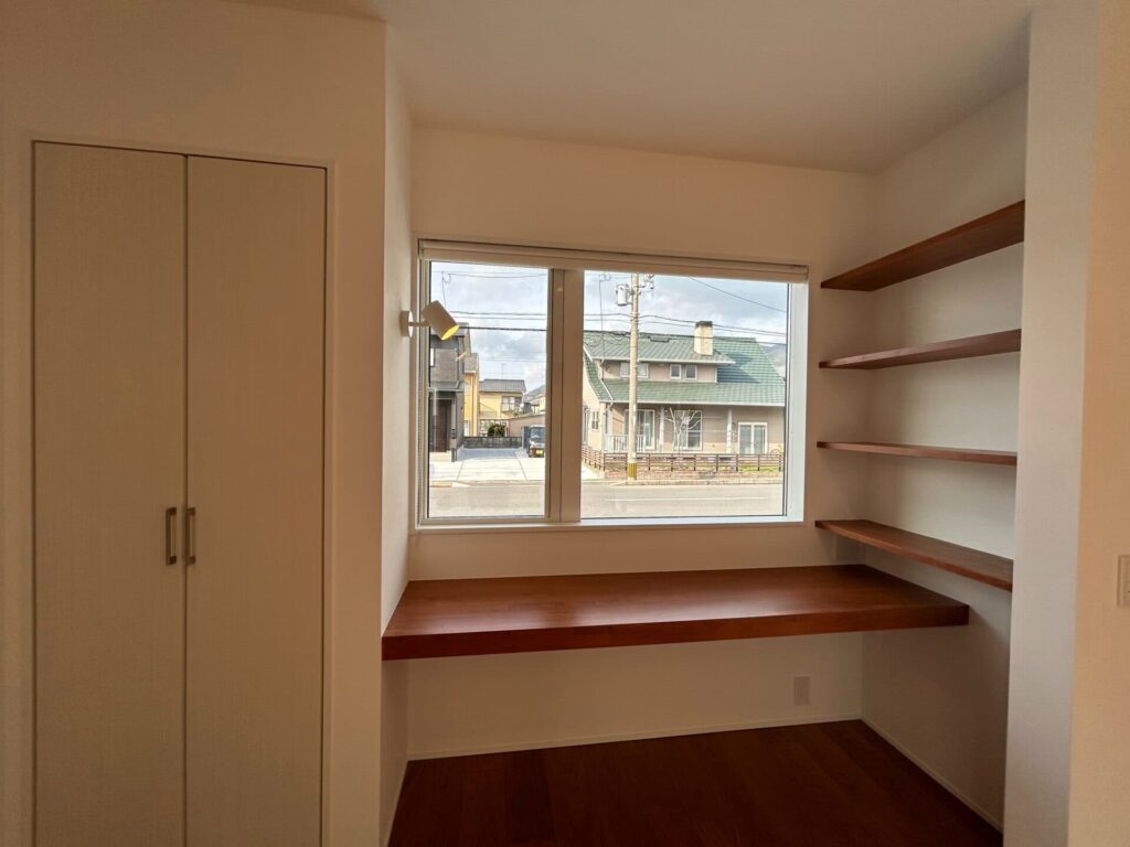 階段前のカウンター