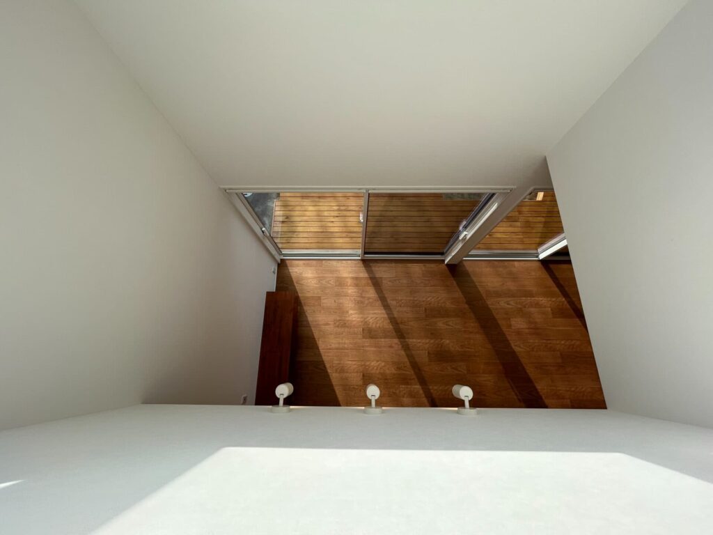 吹き抜けでつながる２階