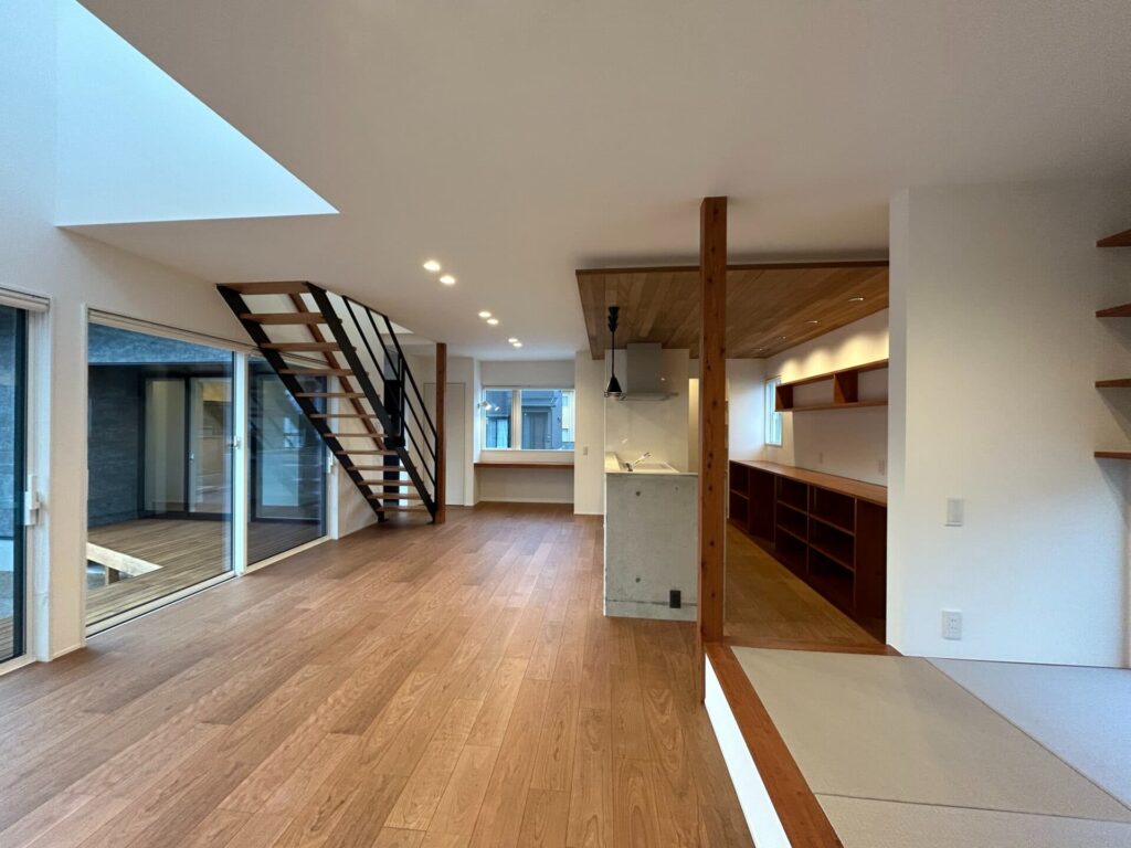 落ち着いた色味のフローリング