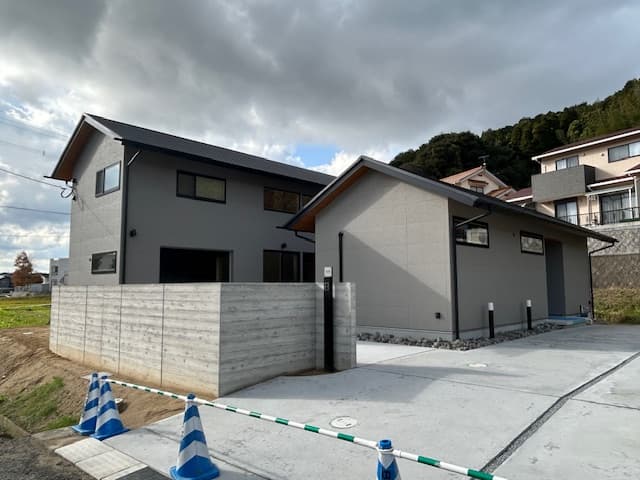 通りから見た外観