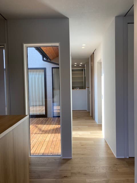 玄関ドアから続く廊下