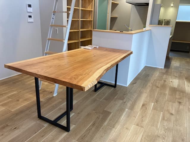 キッチンに横付けされたダイニングテーブル