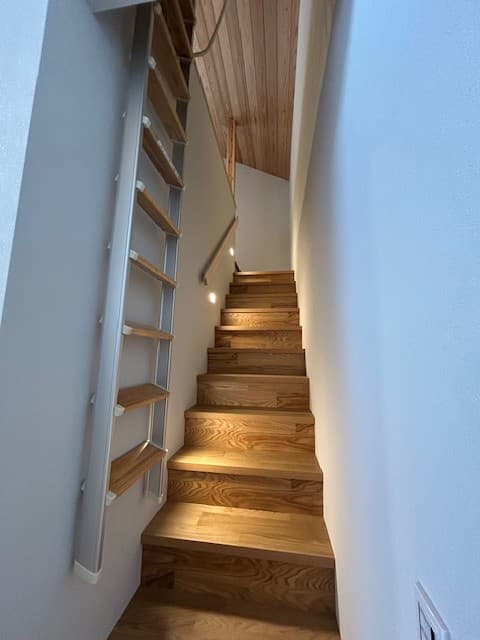 キッチン上収納に続く階段とはしご