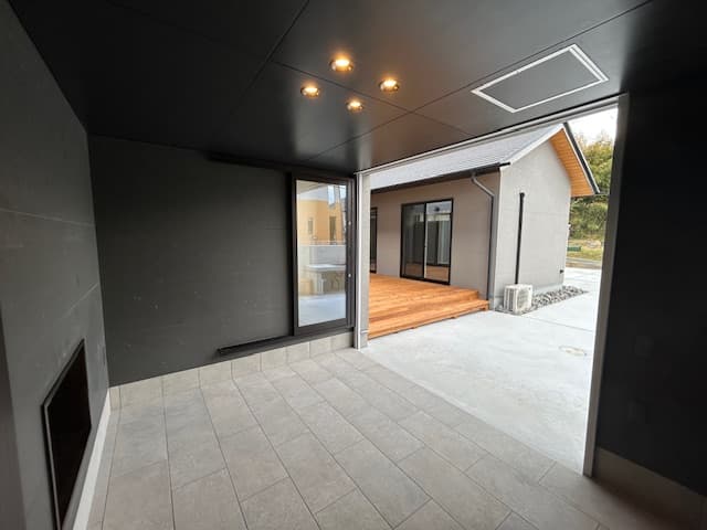 リビングからつながるシャッター付きガレージ