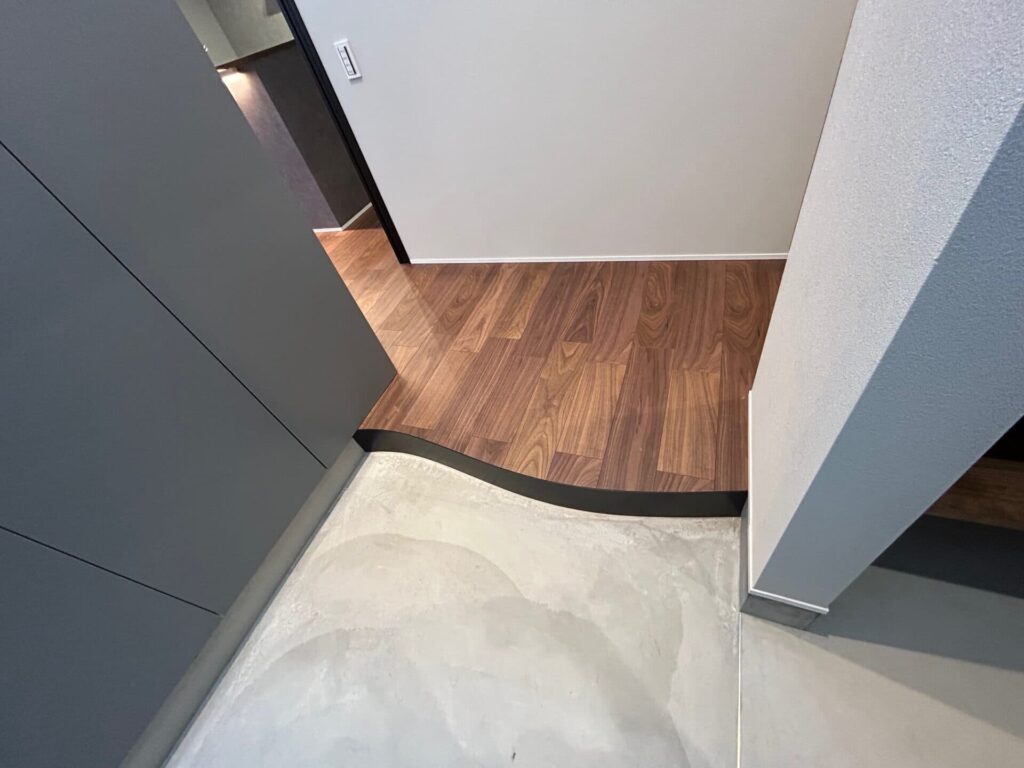 アールの玄関上がり框